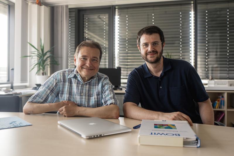 Erhan Genç (rechts) und Onur Güntürkün von der Bochumer Arbeitseinheit Biopsychologie interessieren sich für die Zusammenhänge zwischen Hirnstruktur und kognitiven Fähigkeiten. 