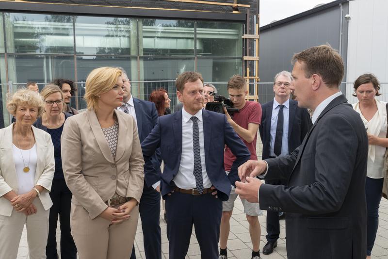 Bundesministerin Julia Klöckner und der sächsische Ministerpräsident Michael Kretschmer vor dem Kraftstofftechnikum des DBFZ in Leipzig.