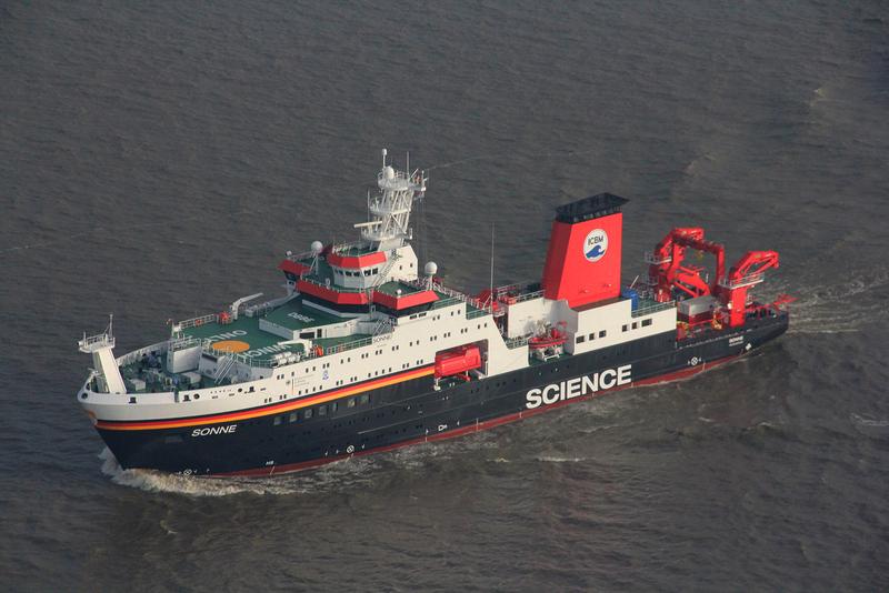 How stressed are coastal seas by humans and climate? The research vessel SONNE goes on a month-long hunt for traces in the South China Sea.