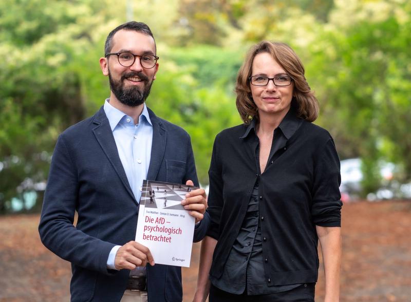 Prof. Dr. Eva Walther und Simon Isemann setzen sich mit der AfD aus der psychologischen Perspektive auseinander. 