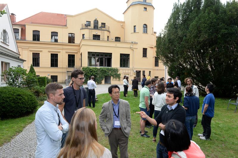 Impression von der Potsdam Summer School: Die Teilnehmerinnen und Teilnehmer aus allen Teilen der Welt auf dem Campus des IASS. 