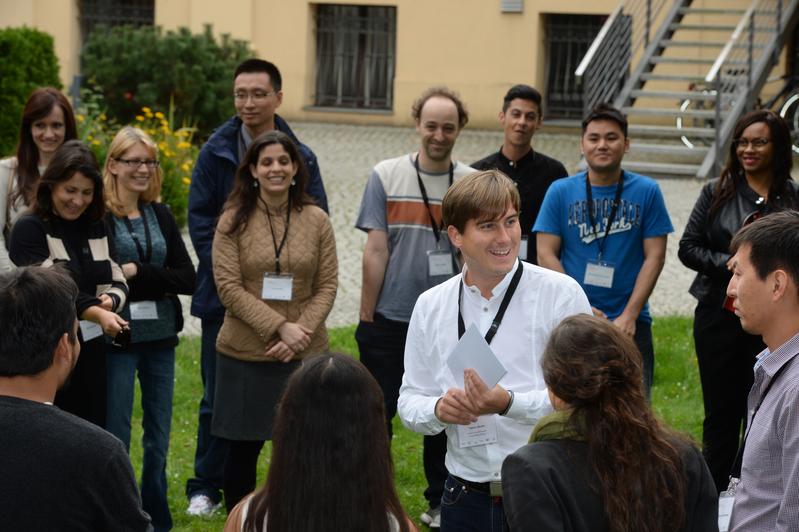 IASS-Wissenschaftler Thomas Bruhn mit Teilnehmerinnen und Teilnehmern der Potsdam Summer School.