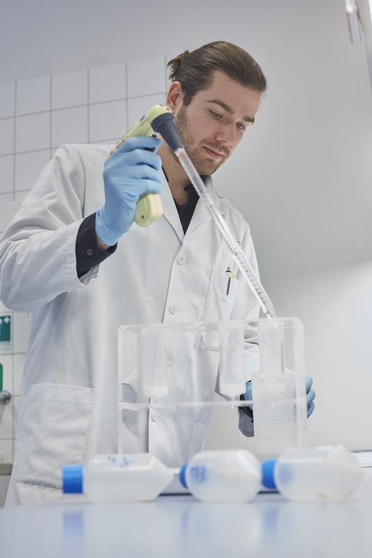 Dr. Maksymilian Prondzynski bei Laborarbeiten. 