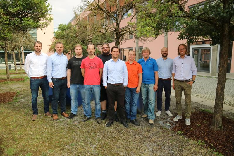 Prof. Dr. Roland Zink (rechts) begrüßte Vertreter der drei beteiligten Firmen Fenecon GmbH (Deggendorf), MicroPyros GmbH (Straubing) und Consollino Energy GmbH (Regensburg) zur Auftaktveranstaltung