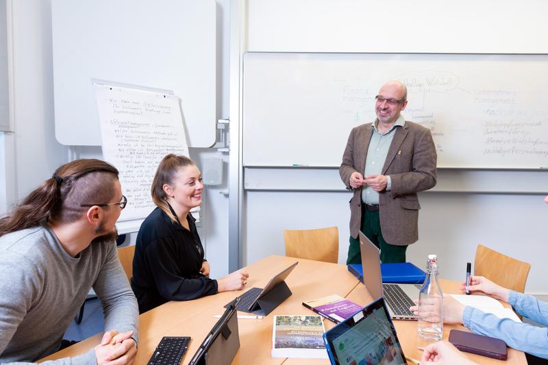 Symbolbild: Studierende am Fachbereich Nachhaltige Wirtschaft zusammen mit einem Dozenten (Lehrsituation)