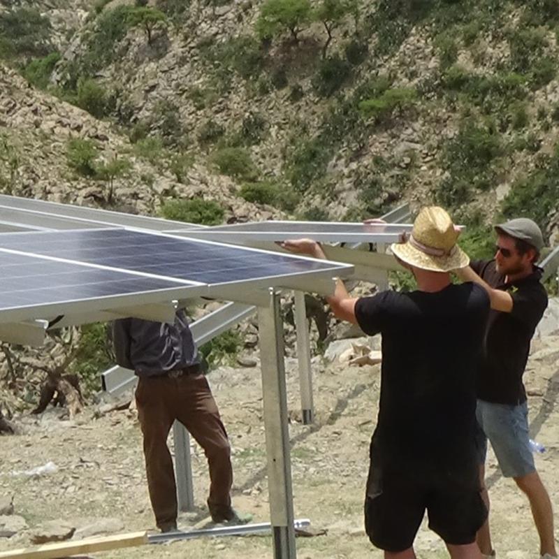 Sebastian und Max beim Aufbau der Solaranlage für ein Pumpsystem im Norden Äthiopiens