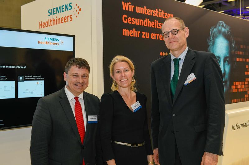 Technologiepartnerschaft vereinbart: Dr. Bernd Ohnesorge (Leitung Europa, Siemens Healthineers) und die Geschäftsführer Dr. Karin Overlack (HDZ NRW) und Dr. Bernd Montag (Siemens Healthineers)