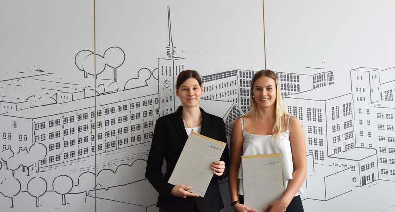 Die frischgebackenen Hochschulkolleginnen Stefanie Bethke, li., und Alina Reich