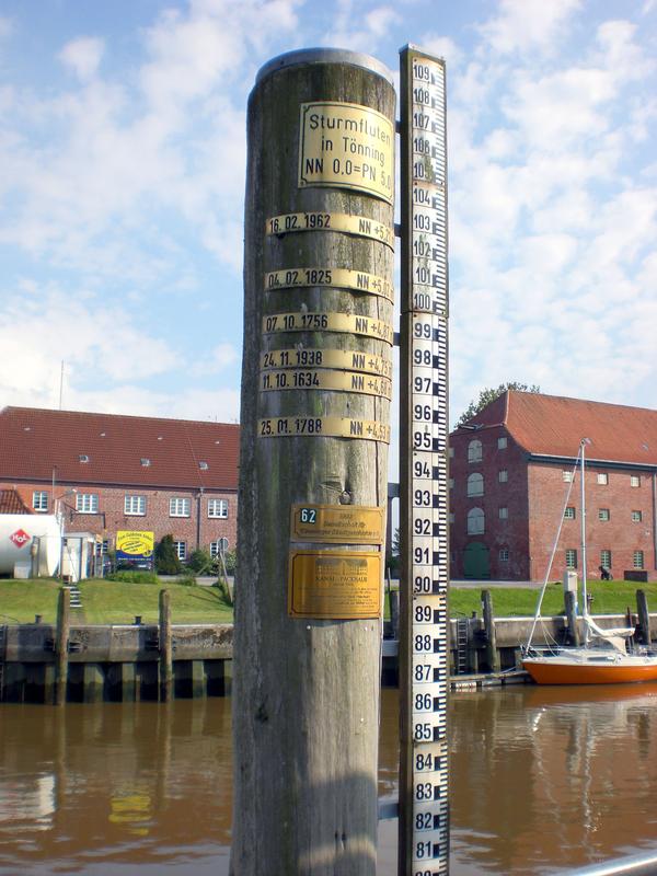 Lokale Tidepegel wurden ursprünglich für die Belange der Schifffahrt entlang der Küsten installiert. Sie messen den lokalen Wasserspiegel relativ zum Land, auf dem sie stationiert sind.