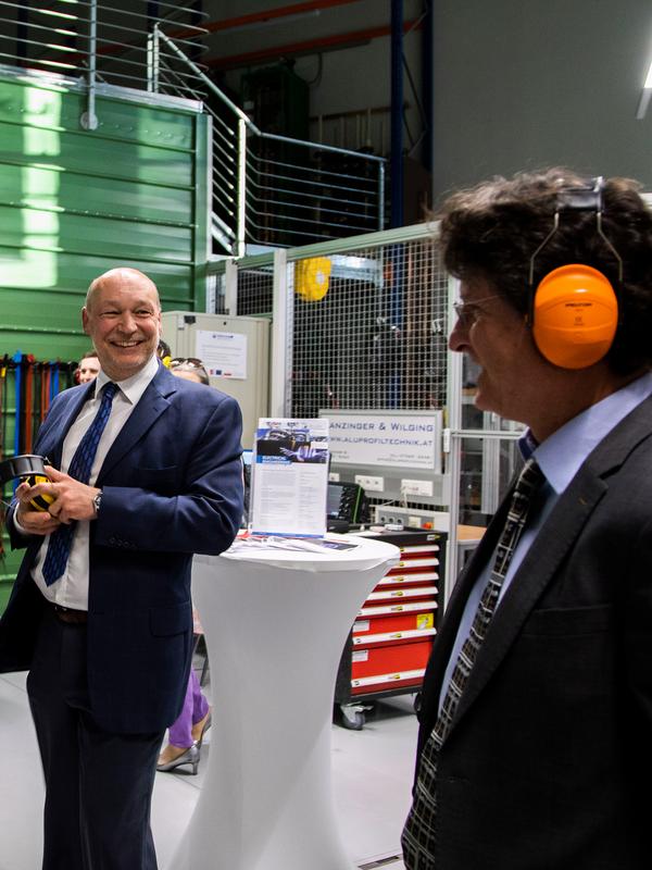 Prof. Dr. Peter Zeller von der FH Oberösterreich und Prof. Dr. Karl-Heinz Pettinger von der Hochschule Landshut bei der Eröffnungsfeier der neuen Hochspannungsanlagen in Wels