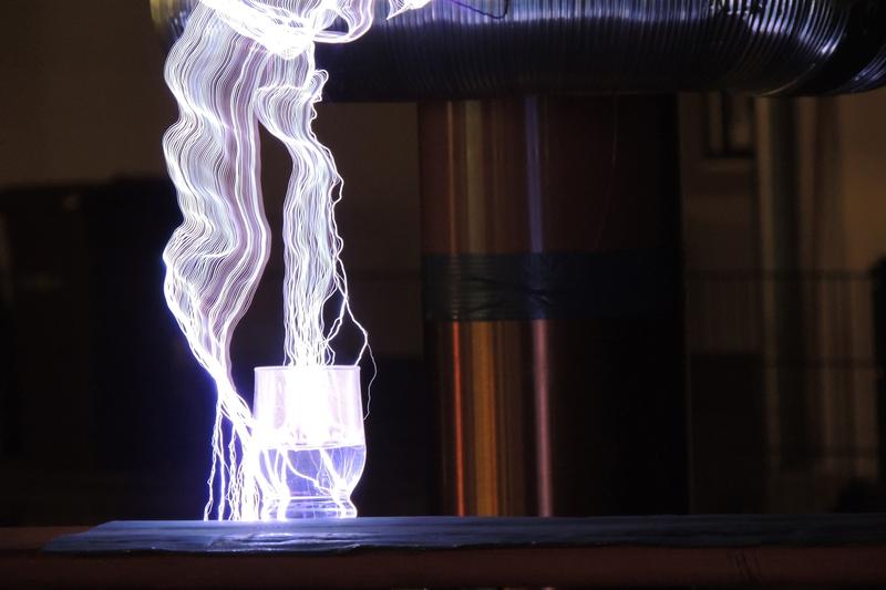 With the help of new chemical and technical laboratories, the TZE is able to produce small batches of lithium cells for research. (Impact of a tesla transformer in a glass of water)