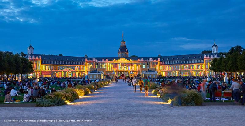 Vom 8. August bis 15. September tauchen die Schlosslichtspiele das Karlsruher Schloss in eine bunte Farbenwelt. (Copyright: MAXIN10SITY, »300 Fragments«, Schlosslichtspiele Karlsruhe