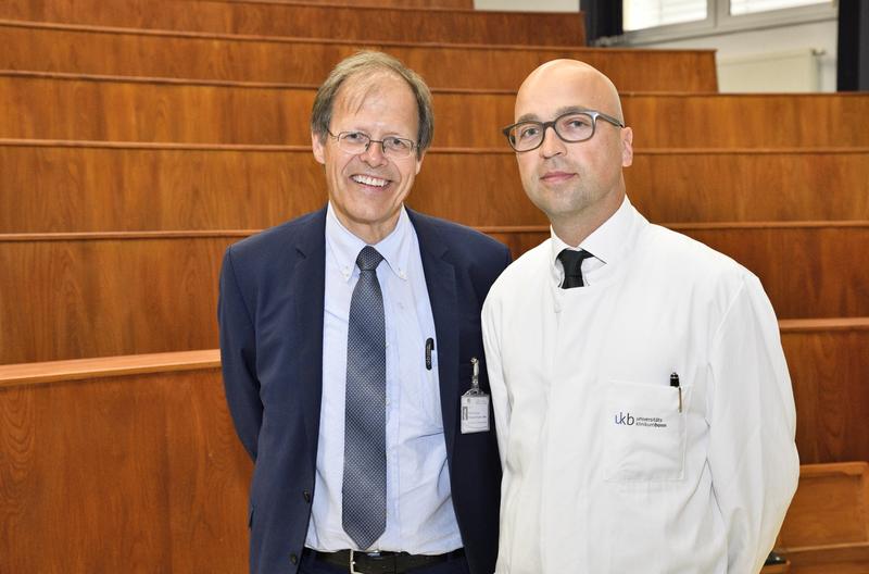 Prof. Wolfgang Holzgreve (li), Ärztlicher Direktor und Vorstandsvorsitzender am Universitätsklinikum Bonn, begrüßt den neuen Direktor Prof. Alexander Mustea  (re) auf dem Venusberg-Campus.