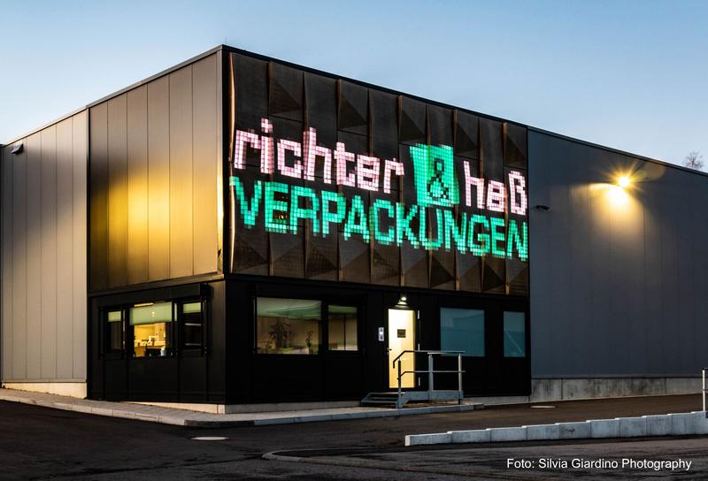 Erstmals wurde der transluzente Sandwichverbund als Medienfassade des Produktionsgebäudes der richter & heß VERPACKUNGS-SERVICE GmbH in Chemnitz eingesetzt.