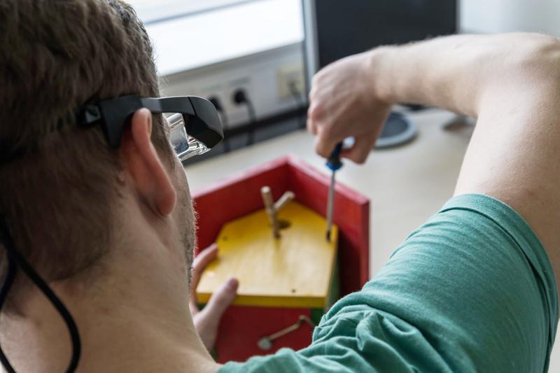 Der Vorgänger der Avikom-Brille kann zum Beispiel Beschäftigte in Werkstätten für Menschen mit Behinderung bei der Montage von Vogelhäuschen unterstützen.