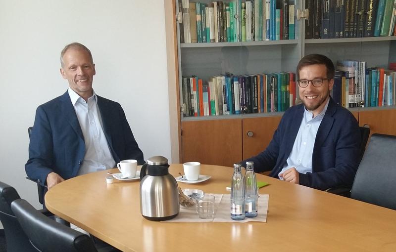 Prof. Dr. Jörg Overmann (links) im Gespräch mit MdB Victor Perli (rechts)