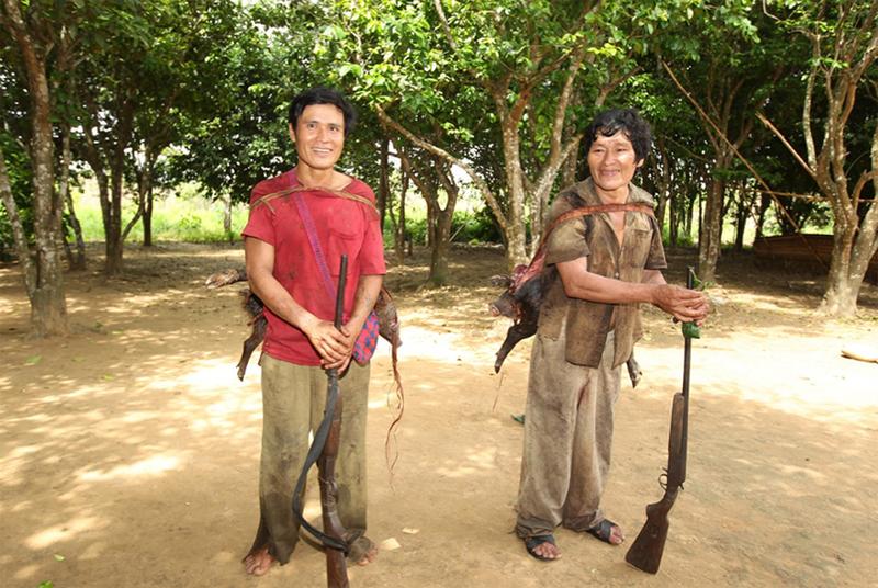 Zwei Tsimane Männer zurück von der gemeinsamen Jagd.