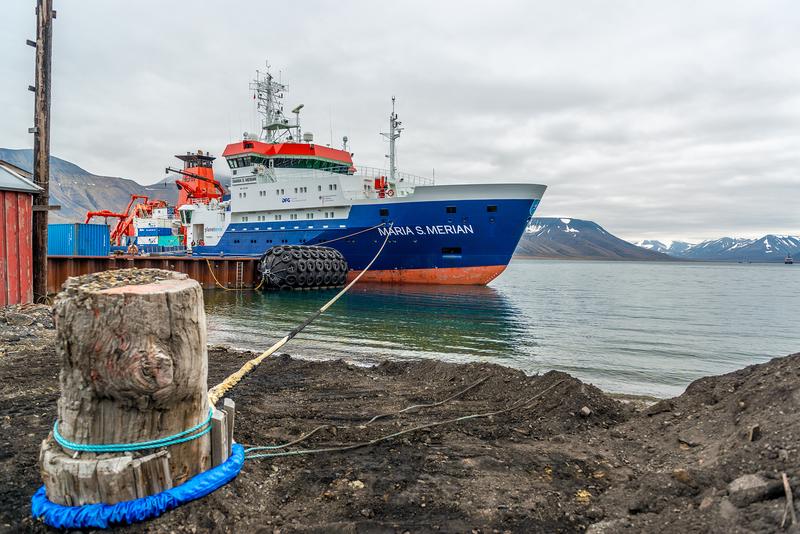 Das Forschungsschiff MARIA S. MERIAN im Kohlehafen von Longyearbyen auf Spitzbergen. 
