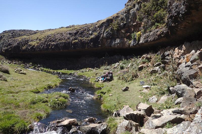 Felsunterstände in den Bale Mountains wurden schon vor mehr als 30.000 Jahren von steinzeitlichen Jägern dauerhaft als Wohnstätten genutzt, im Bild das Beispiel von Fincha Habera.
