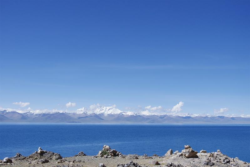 Der See Nam Co liegt 4.700m über NN. Im Hintergrund sieht man den Nyainqêntanglha, der mit seinen 7.162m Höhe Namensgeber der Bergekette ist.