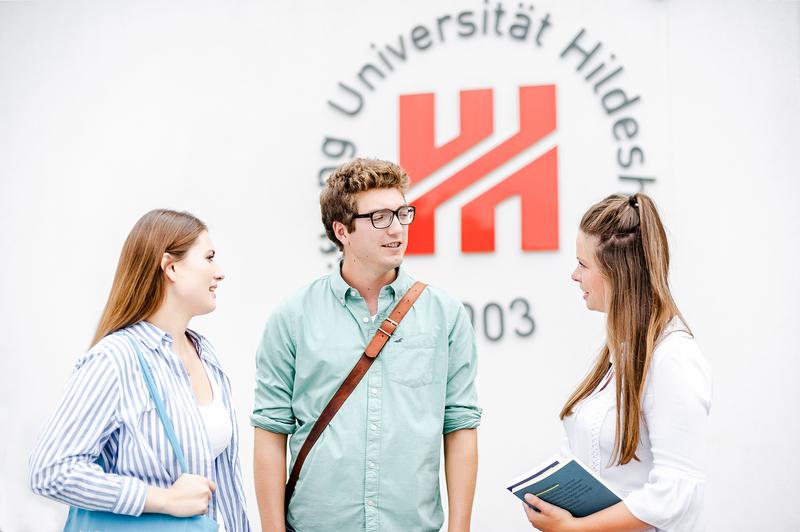  Die Universität Hildesheim bildet am Bühler-Campus Expertinnen und Experten für Sprachen und das Management von Informationen in internationalen Kontexten aus. 