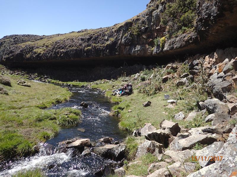 Ansicht des Fincha Habera-Felsunterstands in den äthiopischen Bale Mountains, der als Wohnstätte prähistorischer Jäger-Sammler des Middle Stone Age diente.