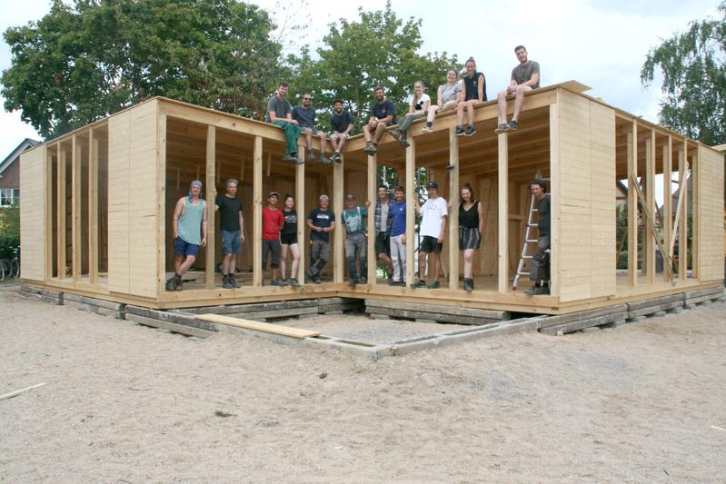 Studierende der Uni Kassel mit dem Haus (Baustand 8. August).