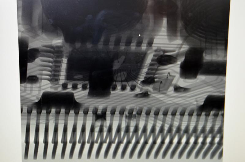 Auf dem Röntgenbild der bestückten Leiterplatte erkennen die Forschenden das Innere des Bauteils. 