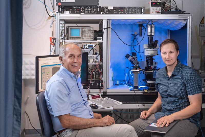 Arthur Konnerth (links) und Benedikt Zott vor dem vor dem experimentellen Aufbau der Studie.