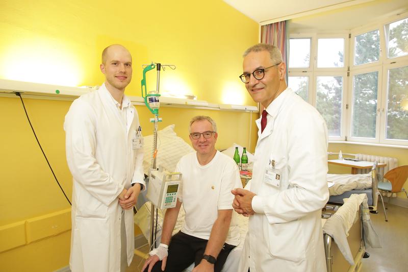 Patient Martin Romberger (Mitte), Prof. Dr. Detlef Zillikens (rechts) und Assistenzarzt Dr. Sören Dräger 