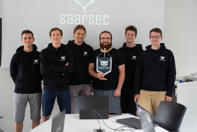 Oliver Schranz, Johannes Krupp, Simeon Hoffmann, Sebastian Roth, Daniel Weber and Alexander Fink (from left to right) are now looking forward to the IT security competition in Las Vegas. 