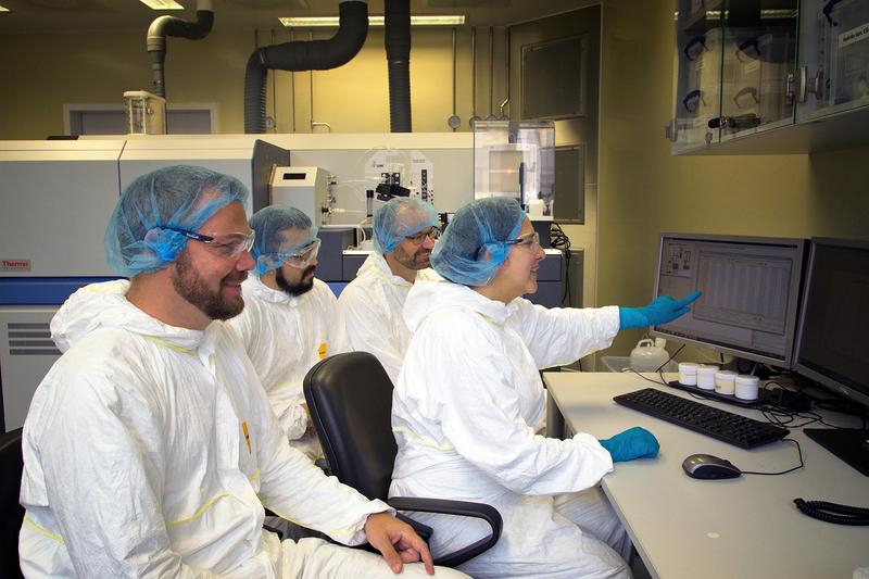 Reinraumlabor in der Isotopengeochemie der Universität Tübingen (von links): Dr. Stephan König, Aierken Yierpan, Professor Ronny Schönberg und Dr. María Isabel Varas-Reus. 