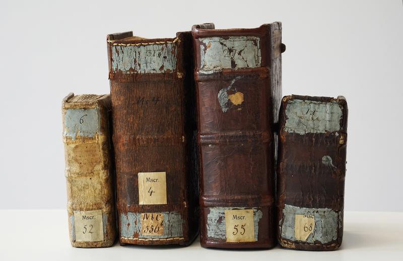 Das Foto zeigt eine der mittelalterlichen Corveyer Buchhandschriften, die im September 1812 nach Marburg gelangten und sich seitdem im Bestand der Universitätsbibliothek Marburg befinden. 