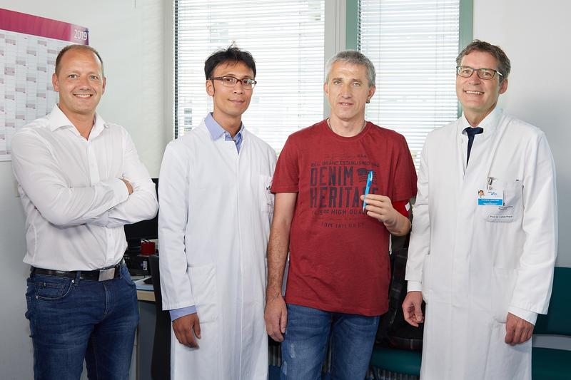 Professor Prantl (re.) und Thiha Aung (2.v.li.) zusammen mit Andreas Winklmann und Orthopädietechniker-Meister Manfred Stangl (li.)