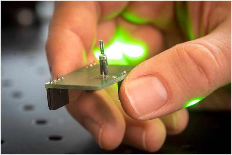 At the Institute for Electronic Sensor Systems a tuning fork was developed, which can measure air compositions 