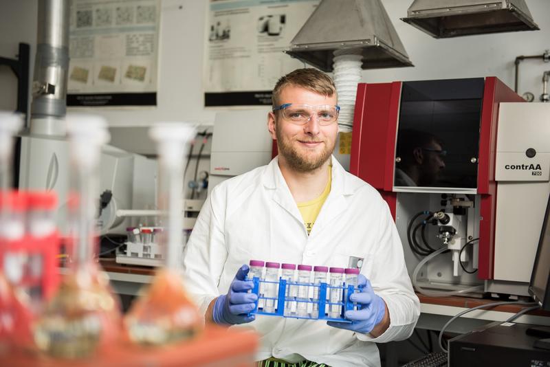Björn Fiebig, der an der BTU in Senftenberg Materialchemie studiert, bei der Laborarbeit in der Arbeitsgruppe Physikalische Chemie.