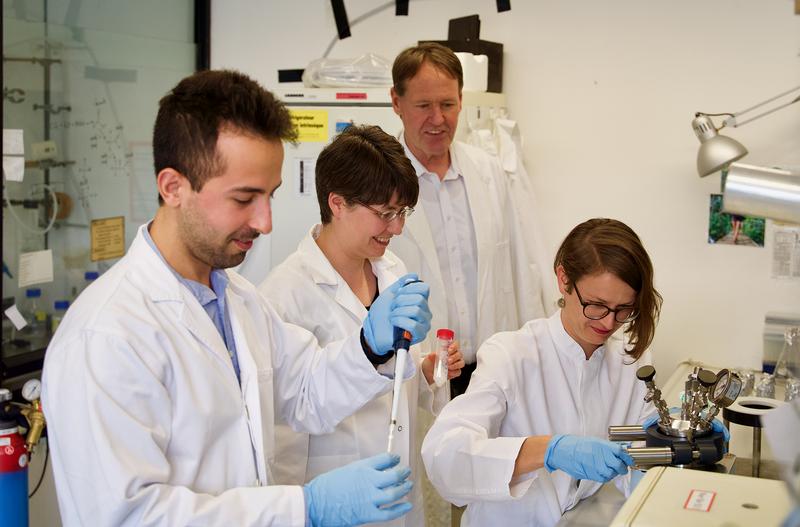 HHU-Team sucht in den nächsten fünf Jahren nach den grundlegenden Prinzipien des Lebens (v.l.): Andrey Vieira do Nascimento, Dr. Verena Zimorski , Prof. Dr. William Martin, Martina Preiner.