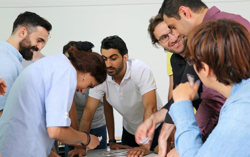 Studierende der HWR Berlin unterrichten Studieninteressierte mit Fluchthintergrund. Die Themen sind vielfältig, das Interesse groß und für alle Beteiligten ein Gewinn.