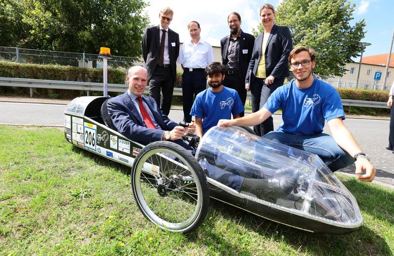 HRK-Präsident Peter-André Alt im Rennwagen des ThaiGer-Racing-Teams.