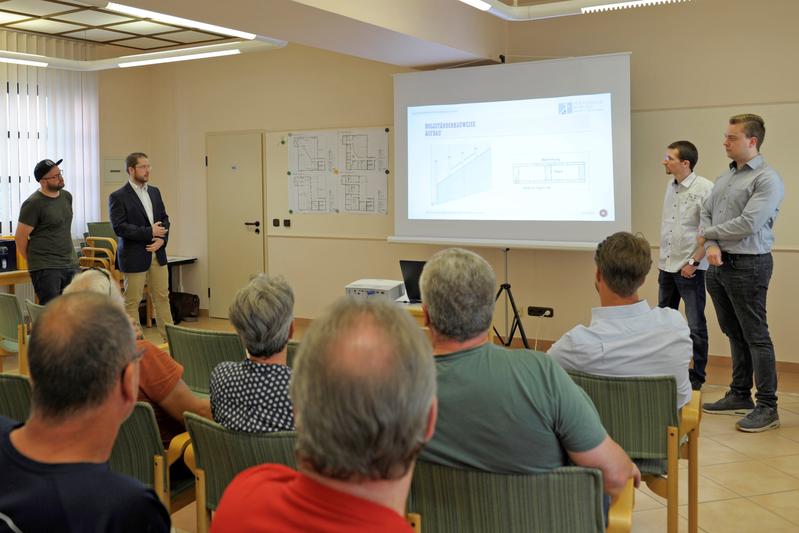 Die vier Masterstudenten im Studiengang Bauingenieurwesen bei der Präsentation (Martin Daub, Niclas Gönner, Kevin Hausen und Nicolai Bengel) vor dem Gemeinderat in Urmitz.