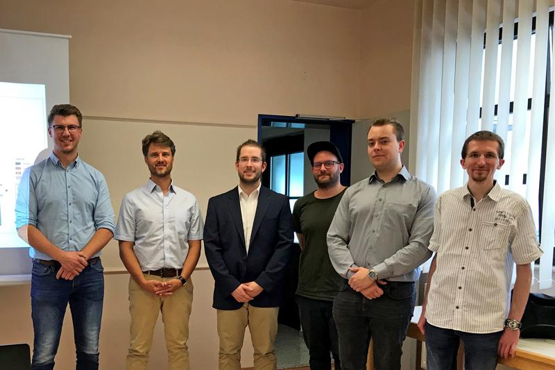 Oliver Koch (Beigeordneter Gemeinde Urmitz) und Prof. Dipl.-Ing. Tim Göckel (Professor für Holzbau und Festigkeitslehre) gemeinsam mit den Studenten der Projektgruppe Holzbau.