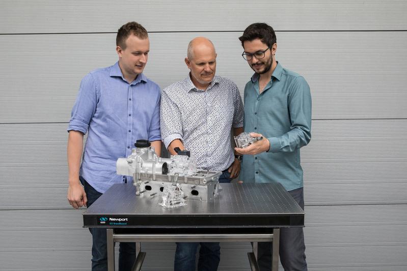 Projektleiter Patrik Soltic (mitte) mit seinen Kollegen Andyn Omanovic und Norbert Zsiga vor einem Modell der Ventilsteuerung FlexWork. 