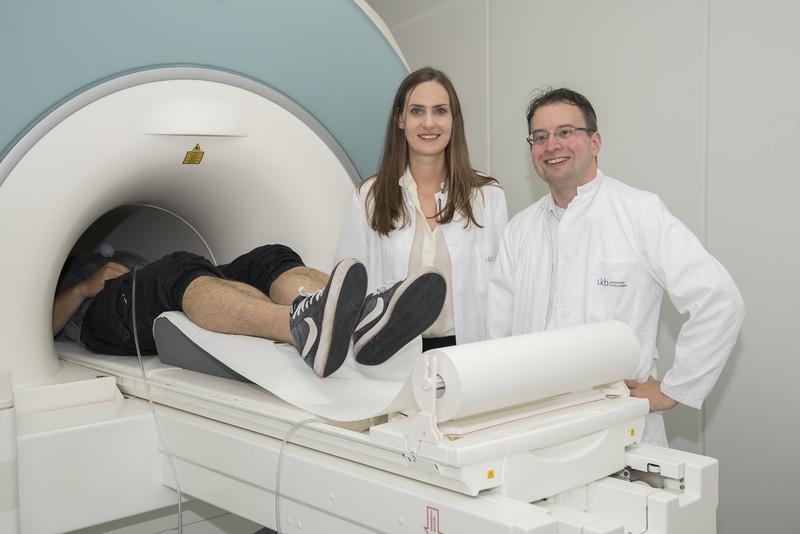 The functional magnetic resonance tomograph records the activity of the brain areas (from left): Mitjan Morr (here only to be seen with feet), Ayline Maier and Dr. Dirk Scheele. 