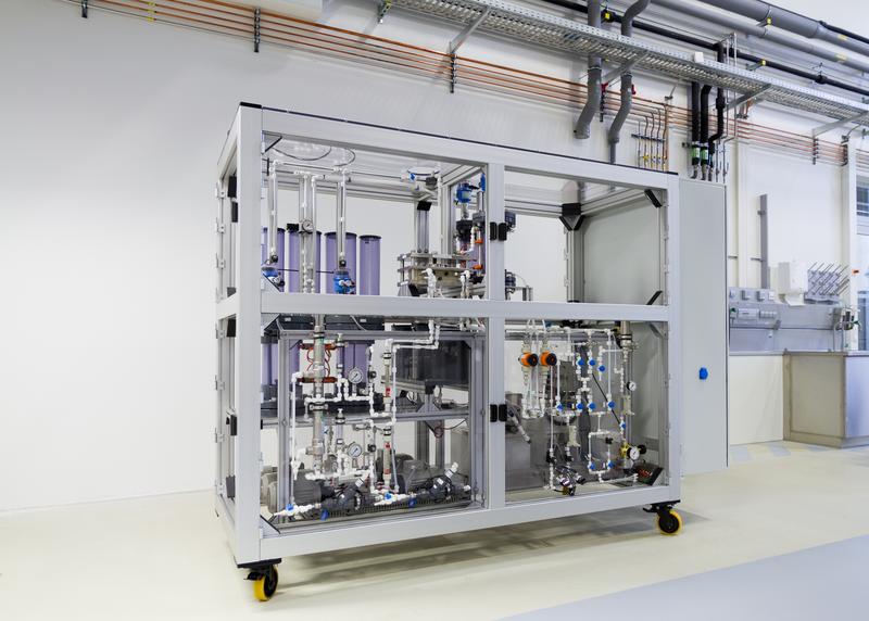 Demonstrator zur elektrochemischen Herstellung von Ethen aus CO2 und Wasser in nur einem Schritt. 