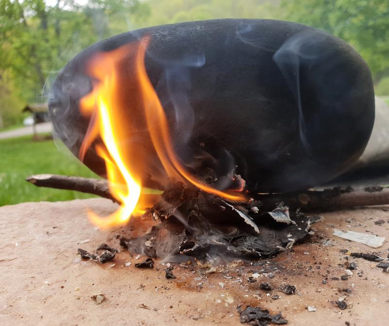 Experimental set-up for the production of birch tar by burning birch bark near flat surfaces.