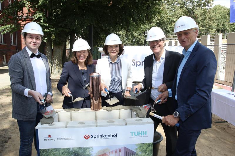 Grundsteinlegung des "Zentrums für Studium und Promotion" an der TUHH. V.l.n.r.: Joseph Rüffert, Dr. Eva Gümbel, Sophie Fredenhagen, Ed Brinksma, Martin Görge. 