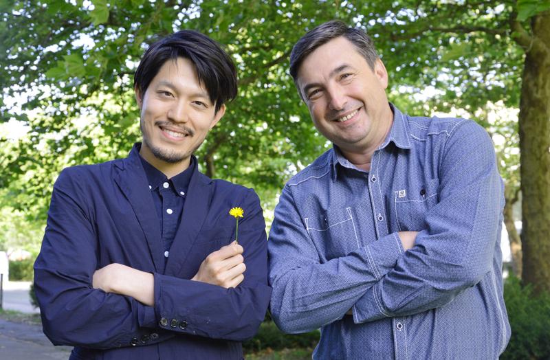 Professor Stanislav Gorb (rechts) und Doktorand Shuto Ito haben anhand des Korbblüters Hypochoeris radicata untersucht, wie Pollen auf Blüten haften.