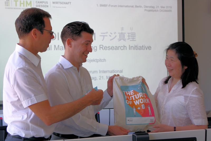 Mie Hanamoto, Prof. Nils Madeja und Prof. Gerrit Sames setzen sich als Projektteam an der THM für Kooperationen zwischen mittelhessischen und japanischen Partnern ein.