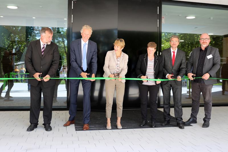 Gemeinsame Übergabe des Forschungsneubaus CIRCLE an die Wissenschaft: (v. links) MinR Dr. Polten, Prof. Lentz, Min. Dr. Münch, Prof. Prochnow, OB Schubert, Architekt Pesch