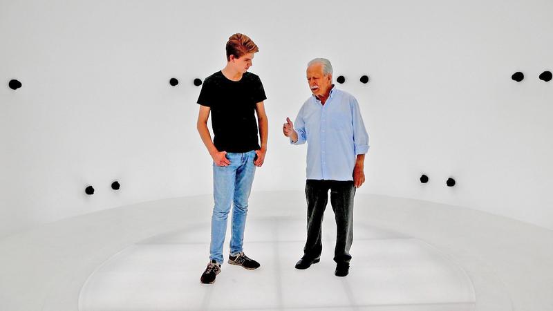 Schüler Phil Carstensen mit Zeitzeuge Ernst Grube im volumetrischen Studio.